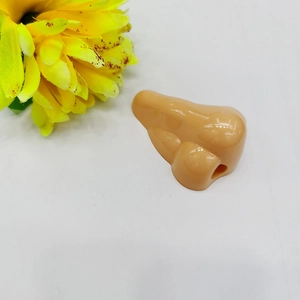 Dettaglio di un divertente temperamatite a forma di naso in plastica color carne