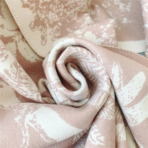 Gros plan sur tissu imitation cachemire doux avec jacquard végétal en rose et beige