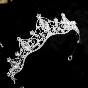 Elegant bridal silver crown with sparkling rhinestones and intricate vintage镂空 design