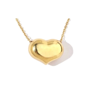 Vue détaillée d'un pendentif cœur en or poli avec une fine chaîne sur fond blanc