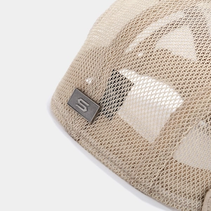 Detailaufnahme des atmungsaktiven Netzgewebes und der S-Logo-Plakette an der Schirmmütze