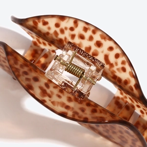 Pince à cheveux rétro en acétate avec motif tortue brune et design géométrique évidé