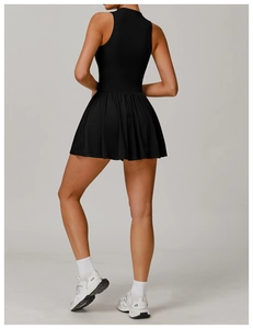 Vue arrière de robe de tennis noire avec dos nageur et jupe plissée pour sport
