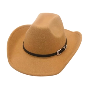 Détail d'un chapeau en feutre de laine camel avec ruban en cuir noir et boucle vintage