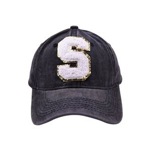 Cappellino da baseball nero lavato alla moda con grande lettera S ricamata in bianco e oro