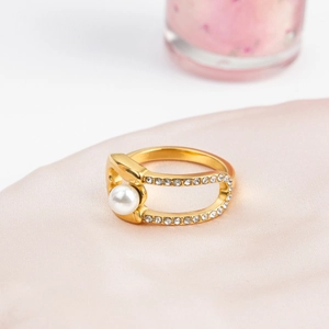 Détail d'une bague plaquée or 18k avec perle blanche et cristaux sertis micro-pave