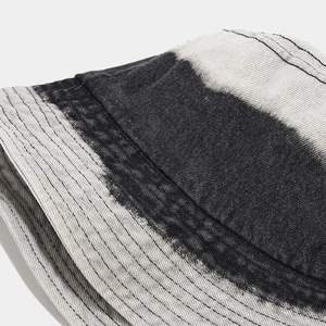 Gros plan d'un chapeau bob en denim délavé dégradé avec coutures parallèles précises