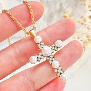 Elegante goldene Halskette mit Perlenkreuz-Anhänger und funkelnden Strasssteinen