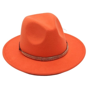 Détail d'un chapeau fedora orange en laine avec triple bande de perles métalliques