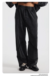 Detailansicht der kohlengrauen Baumwollhose mit Patchwork-Design und Distressed-Waschung