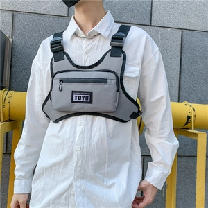 Graue taktische Brusttasche im Techwear-Stil mit verstellbaren Trägern und Reißverschluss