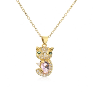 Collana con ciondolo a forma di gatto dorato con zirconi bianchi e pietra rosa su bianco