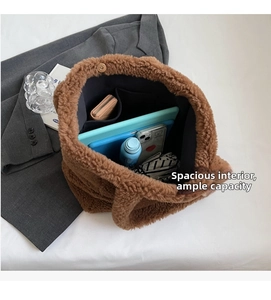 Detail der Plüsch-Tasche innen mit großem Fassungsvermögen und Magnetverschluss