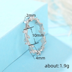 Zilveren bladrank ring met witte zirkonia steentjes in minimalistische natuurstijl