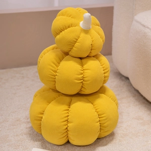 Ensemble de 3 coussins citrouille en velours côtelé jaune sur un tapis doux