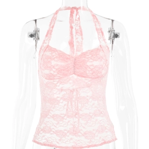 Gros plan du haut licou en dentelle rose avec des motifs floraux et tissu transparent