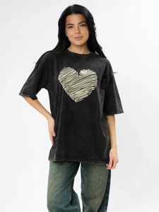 Vintage πλυμένο μαύρο βαμβακερό t-shirt με μινιμαλιστικό κρεμ γραφικό σχέδιο καρδιάς