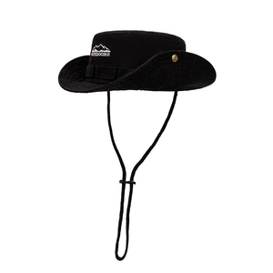 Chapeau de soleil noir respirant avec broderie montagne et mentonnière réglable