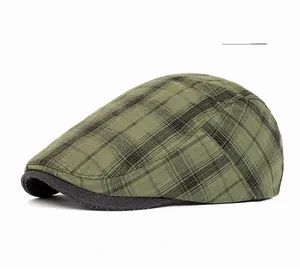 Vue détaillée du béret à carreaux vert et noir mettant l'accent sur la texture sergée