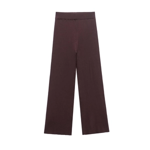 Vista piatta dei pantaloni in maglia a coste marrone scuro con vita elastica e gamba larga