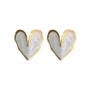 French vintage heart-shaped stud earrings with gold plating and white oil drip finish