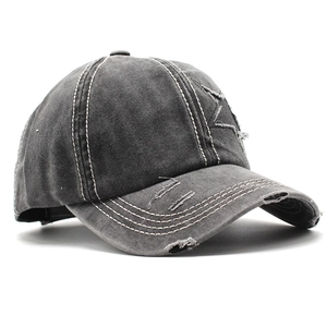 Détail de la casquette de baseball en coton gris vieilli avec écusson en étoile