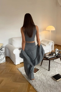 Vue arrière de l'ensemble 3 pièces en maille côtelée gris foncé avec cardigan