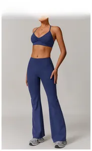 Ensemble de yoga bleu marine avec brassière licou et pantalon évasé sur un mannequin