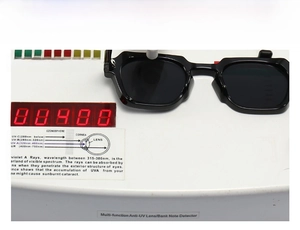 Test di protezione UV400 di occhiali da sole retrò con montatura nera su sensore