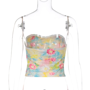Détail de l'imprimé floral coloré au dos du crop top bustier moulant avec fleurs roses
