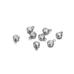 Détail macro de pendentifs argentés avec zircons clairs pour création de bijoux DIY