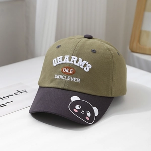Gros plan d'une casquette enfant vert olive avec broderie panda et lettrage en relief