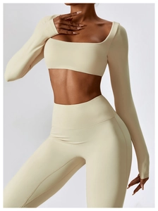 Détail du haut court à manches longues et du legging de yoga taille haute en beige