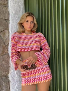Détail d'un ensemble deux pièces en crochet coloré avec motifs à vagues et maille