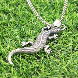 Collier avec pendentif lézard gecko gothique en argent antique sur herbe verte