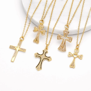 Set collana con ciondolo a croce placcato oro con intarsi in zirconi colorati