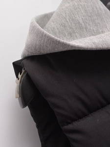 Detailansicht der Weste mit grauem Strickfutter und schwarzem Steppstoff-Material