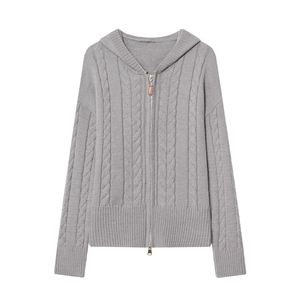 Gilet à capuche gris clair en maille torsadée avec fermeture éclair double et bords côtes