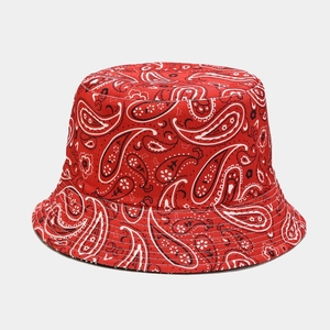 Gros plan du motif paisley rouge sur le chapeau bob avec coutures fines et coton doux
