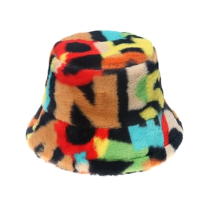 Bob en fausse fourrure colorée avec motifs de lettres pour le style urbain automne-hiver