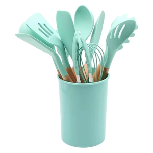 Detalle del juego de 12 utensilios de cocina de silicona verde menta y mangos de madera