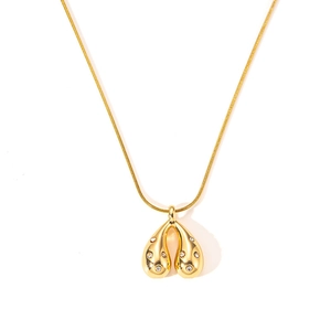 Dettaglio della collana dorata con ciondolo a cuore astratto e pietre di zircone bianco