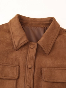 Detalle del cuello, botones forrados y bolsillos con solapa de la chaqueta de ante marrón