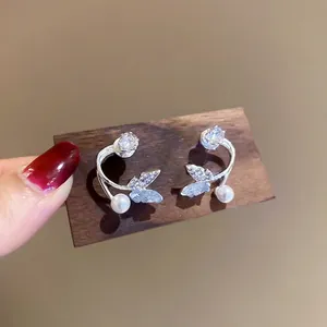Elegante Blumen-Ohrstecker aus Silber mit Perlen und funkelndem Zirkonia-Schmetterlingsdesign