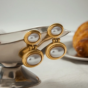 Elegant 18K gold-plated titanium steel pearl stud earrings with double oval vintage design