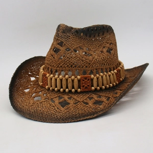 Détail du tissage ajouré et de la bande en perles de bois sur chapeau de paille brun