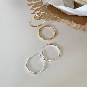 Irregular Möbius 925 sterling silver hoop earrings in gold and silver finish