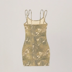 Détail du motif dégradé vert olive sur une robe caraco courte et moulante