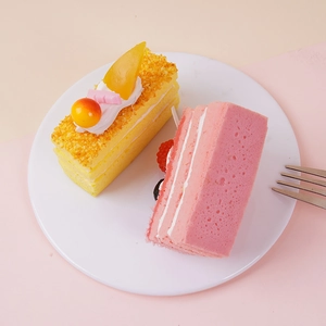 Détail de modèles de gâteaux mousse aux fruits réalistes sur une assiette en céramique