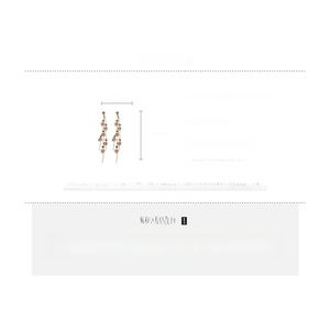Détail de boucles d'oreilles fleurs à pompons avec strass, taille 9,2cm par 0,7cm